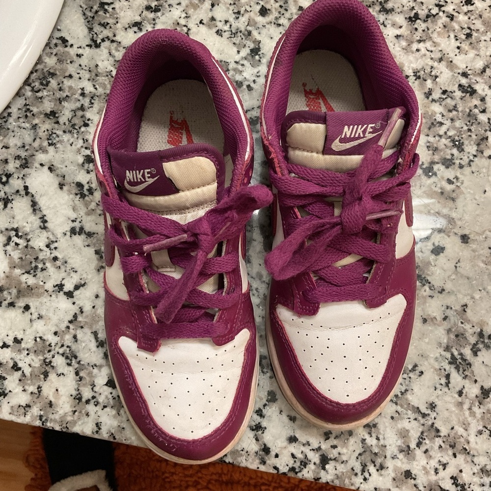 Nike Kids Low-Top Sneakers in White & Magenta - Picture 2 of 7